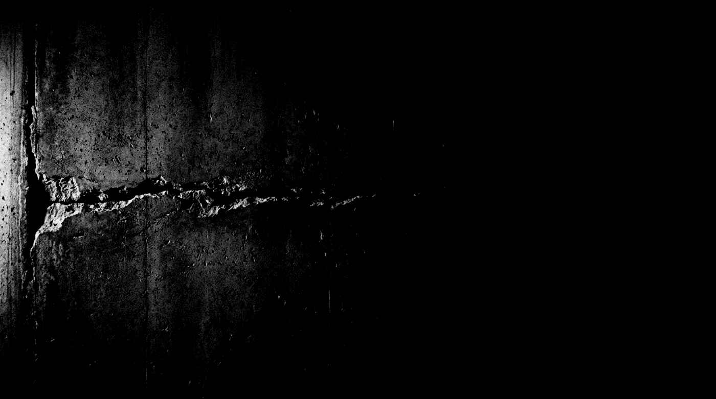 Grieta estructural recorriendo un muro de concreto